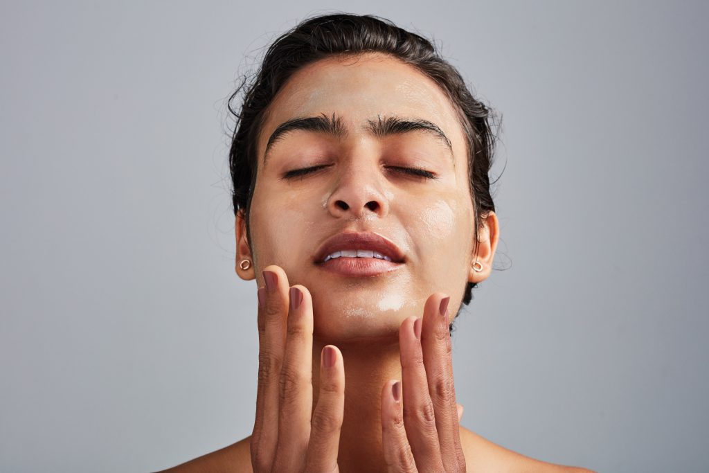 Er dit ansigt plaget af rødme & tørhed? Prøv vores TOP 5 Serummer for reaktiv hud