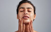 Er dit ansigt plaget af rødme & tørhed? Prøv vores TOP 5 Serummer for reaktiv hud